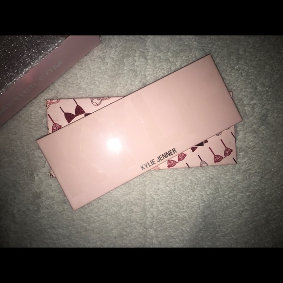 Kylie Cosmetics Limited Edition Valentines Palette - Picture 4 of 8